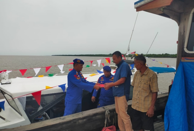 Satpolairud Polres Inhil Kibarkan Bendera Merah Putih di Kapal Rakyat Perairan Pulau Burung