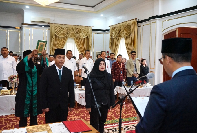 Bupati Iskandarsyah Lantik Direktur Utama dan Direktur Kepatuhan Perumda BPR Tua Karimun