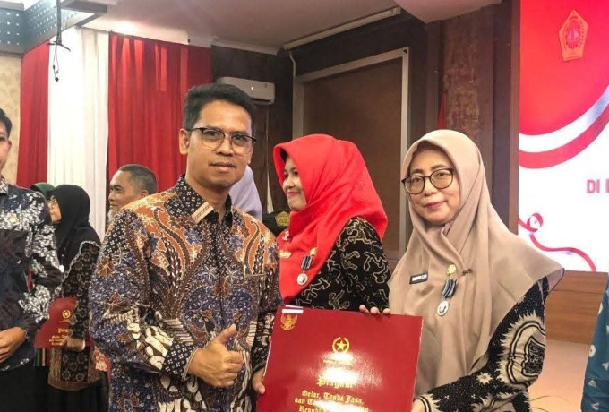 Bupati Karimun Iskandarsyah Serahkan Piagam Penghargaan Tanda Kehormatan Satyalancana Karya Satya 