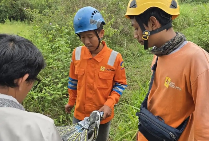PLN ULTG Pasir Putih Amankan Jaringan 150 kV dari Gangguan Layang-Layang Jelang HUT RI ke-80