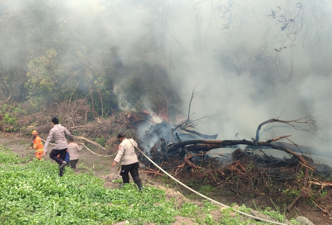 Kebakaran Objek Wisata Sungai Hijau, Petugas Kewalahan