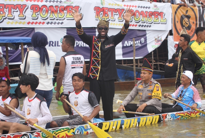 Melly Mike, Kapolda Riau dan Dikha Jajal Pacu Jalur