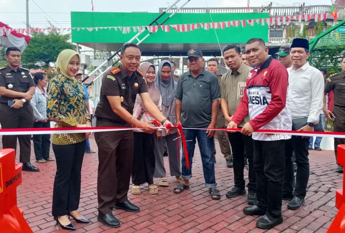 Sembako Murah Kejari Karimun Diserbu Warga