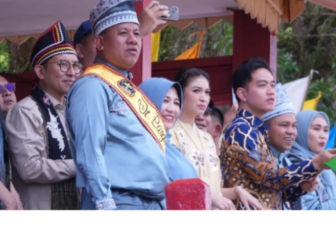 Bupati Kuansing Sambut Kedatangan Wakil Presiden di Tepian Narosa