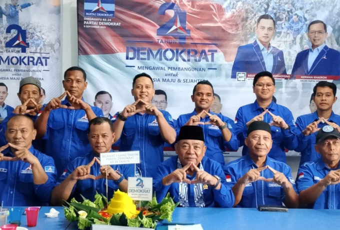 Peringati HUT ke 24, DPC Partai Demokrat Karimun Santuni Anak Yatim dan Berbagi Sembako