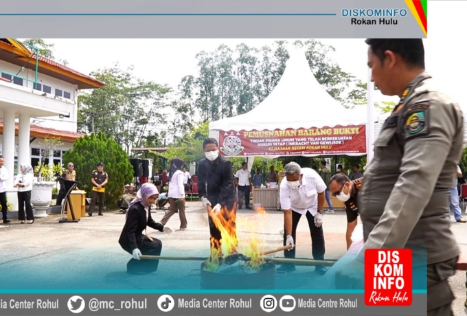Bupati dan Kajari Rohul Musnahkan Barang Bukti Tipidum, Narkoba Jadi Kasus Terbanyak