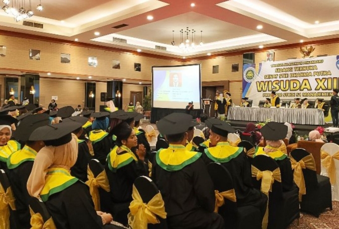 Sidang Terbuka Wisuda XIII STIE Dharma Putra Pekanbaru: Momen Haru dan Inspiratif