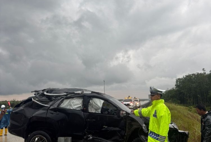 Fortuner Tabrak Pembatas Jalan di Tol Pekanbaru-Bangkinang, 1 Penumpang Luka Berat