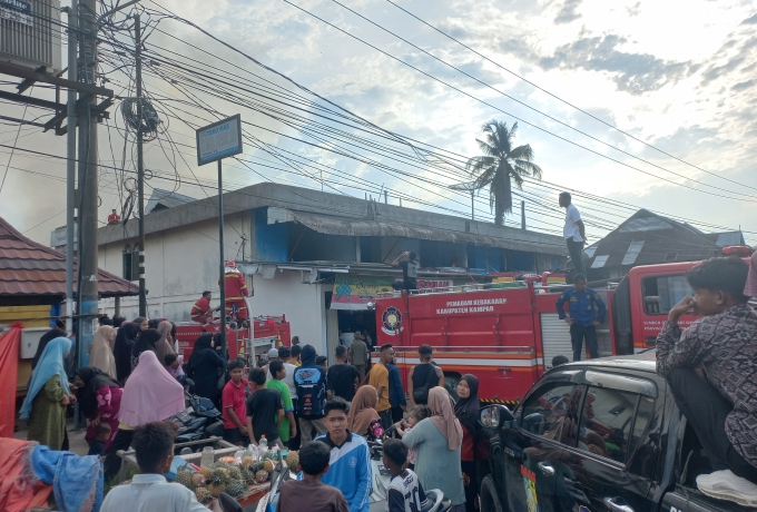 [BREAKING NEWS] Kebakaran Hebat Landa Pasar Kuok, Sejumlah Toko Hangus Dilalap Api