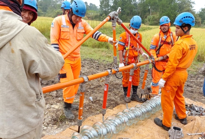 Semangat Sumpah Pemuda, PLN UPT Pematangsiantar Sigap Ganti Isolator Tanpa Padamkan Listrik