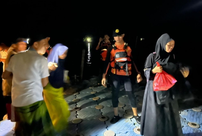 Basarnas Evakuasi 90 Santri dari Kapal Kempang yang Mati Mesin di Perairan Meranti