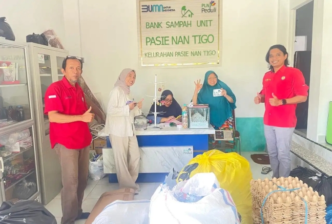 PLN UP2B Sumbagteng Dorong Pengelolaan Sampah Berkelanjutan Lewat Sinergi Bank Sampah Pasie Nan Tigo
