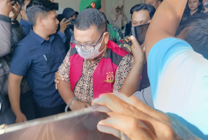 Kejari Karimun Tahan Dua Tersangka Korupsi Penerbitan Sporadik di Desa Sugie