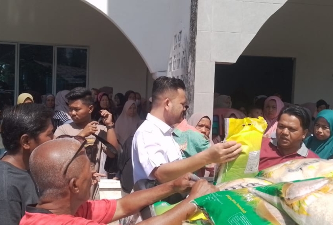 Pembina Kelompok Tani KJB, Pebriyan Winaldi Serahkan Bantuan Beras 3 Ton Bagi Masyarakat Padang Mutung