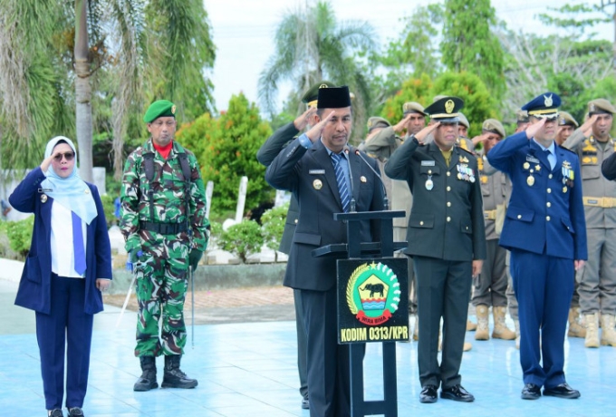 Ziarah Hari Pahlawan di Kampar: Bupati dan Wabup Tabur Bunga Hormati Jasa Pejuang