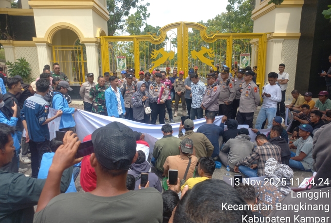 Mahasiswa dan Warga Sungai Sarik Gelar Aksi di Kantor Bupati Kampar, Desak Perbaikan Jalan dan Jembatan Rusak