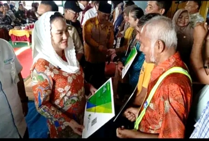Menembus Ombak Demi Rakyat, Bupati Cen Sui Lan Datangi Midai dengan Gelombang Bantuan