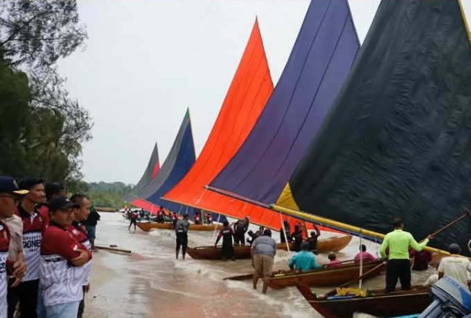 Dibuka Wabup Rocky, Lomba Sampan Layar di Buru Disambut Antusias Masyarakat 