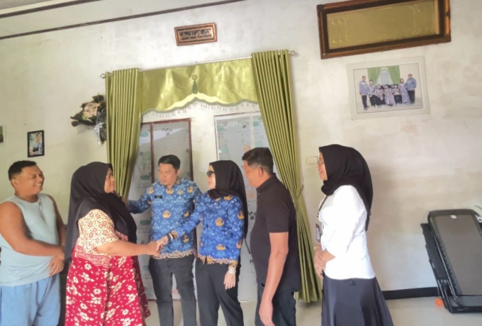Berdamai, Nakes Puskesmas Bangkinang Kota Sambangi Rumah Orang Tua Defri Juliant