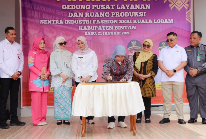 Wabup Bintan Deby Maryanti Dampingi Dirjen IKM Resmikan Gedung Sentra Fashion Sri Kuala Lobam