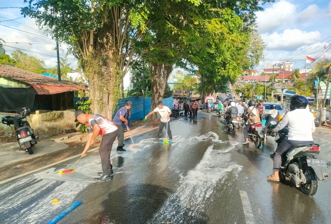 Reaksi Cepat Tim BPBD dan Damkar, Cegah Banyak Korban Tumpahan Oli