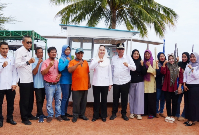 Perhatian untuk UMKM, Bupati Natuna Bagikan Puluhan Gerobak Usaha