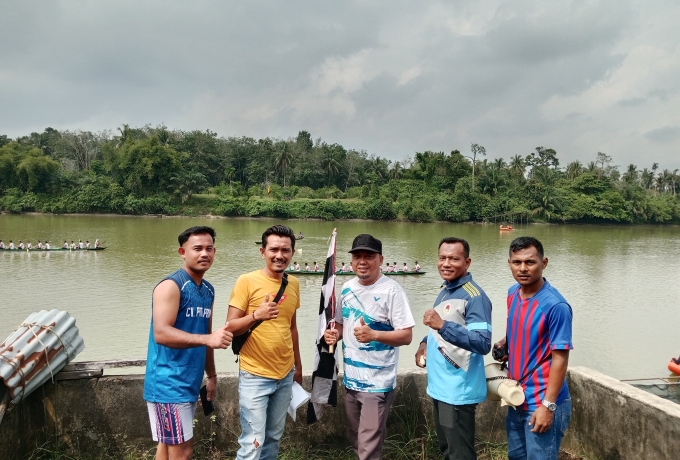 Pacu Sampan Sambut Ramadan di Pulau Belimbing, Rebut Piala Bergilir Bupati Kampar