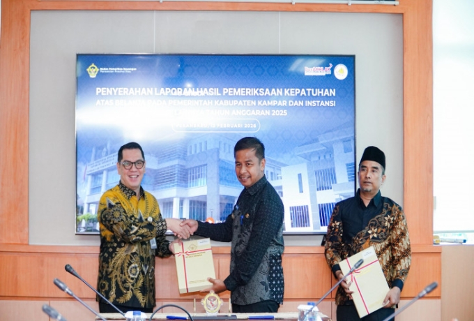 Ketua DPRD Kampar Ahmad Taridi Tegaskan Komitmen Pengawasan, Dampingi Bupati Serahkan LHP Kepatuhan ke BPK Riau