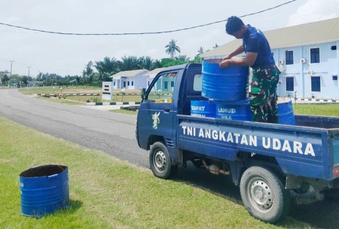 Tekan Sampah Plastik, Lanud RSA Natuna Lengkapi Jalan Adi Sucipto dengan Tong Sampah