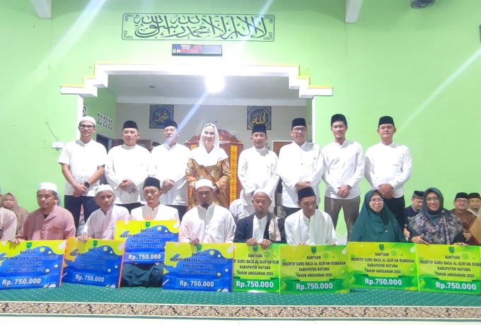 Kunjungan Bupati Cen Sui Lan di Desa Air Lengit Jadi Momen Bahagia bagi Lansia dan Anak-anak