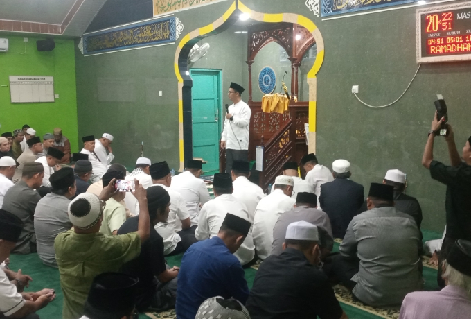 Bupati Karimun Iskandarsyah Bersama Wabup Rocky Safari Ramadhan di Masjid Jami Darussalam 