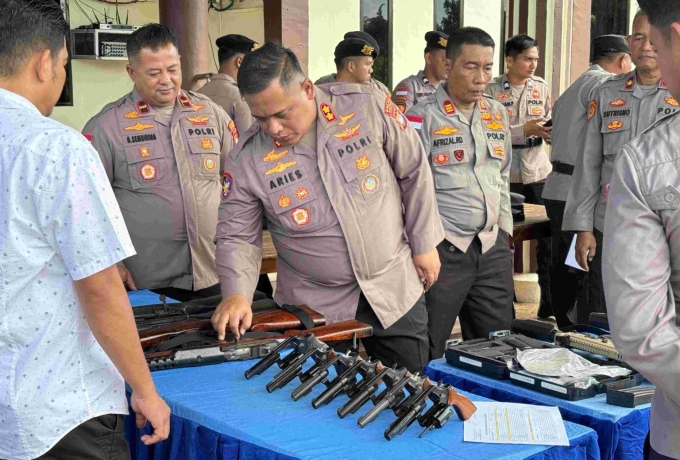 Kapolres Natuna Periksa Senjata Api Dinas, Ingatkan Anggota Soal Disiplin Penggunaan