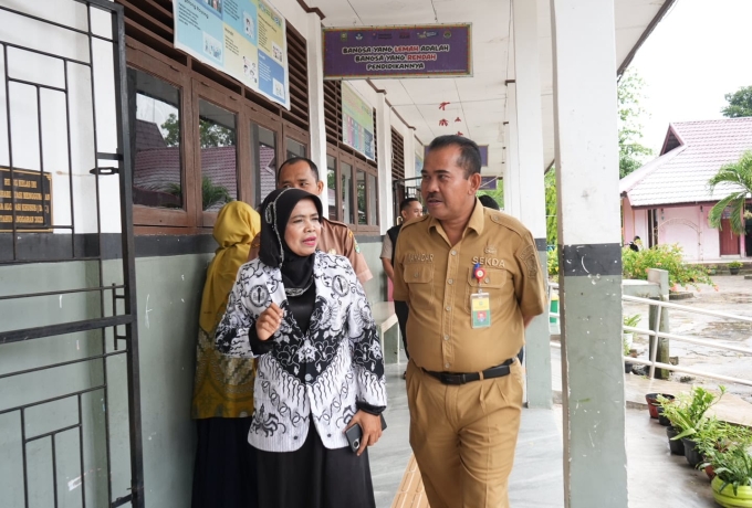 Pantau TKA di SMPN 1 Mempura, Sekda Siak Mahadar Dorong Siswa Adaptif di Era Digital