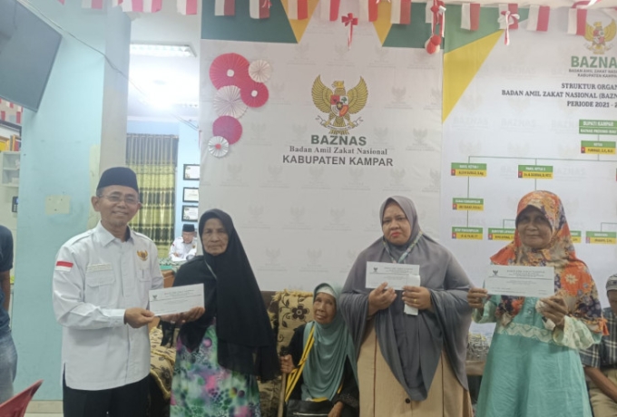 Baznas Kampar Rutin Salurkan Zakat Rp114,3 Juta Tiap Bulan untuk Jompo dan Disabilitas