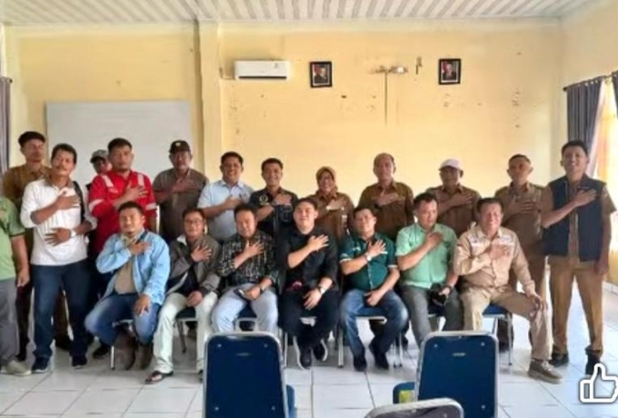 Anggota DPRD Kampar Eko Sutrisno Bersama Plt Camat Kampar Kiri Rangkul Perusahaan Perbaiki Jalan Rusak