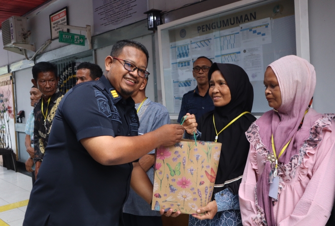 Lapas Tembilahan Gelar Bakti Sosial, Salurkan 17 Paket Sembako untuk Keluarga Warga Binaan