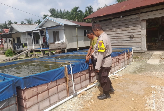 Bhabinkamtibmas Desa Pengalihan Sambangi Kolam Ikan Warga