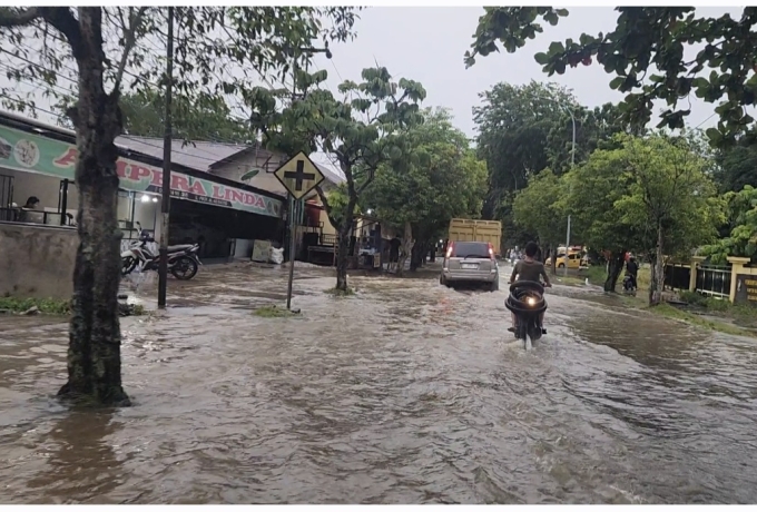 Hujan Deras Genangi Sejumlah Ruas Jalan di Bangkinang, Plt Kadis PUPR Kampar Bungkam