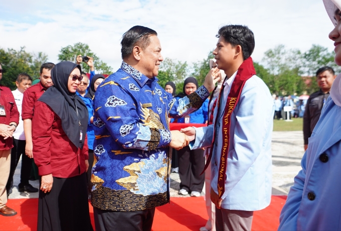 Rektor Unri dan Plt Gubernur Riau Lepas Ribuan Mahasiswa Kukerta Membangun Negeri
