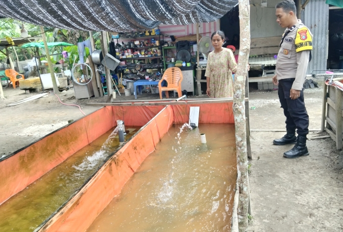 Bhabinkamtibmas Sambangi Kolam Ikan Warga di Desa Petalongan