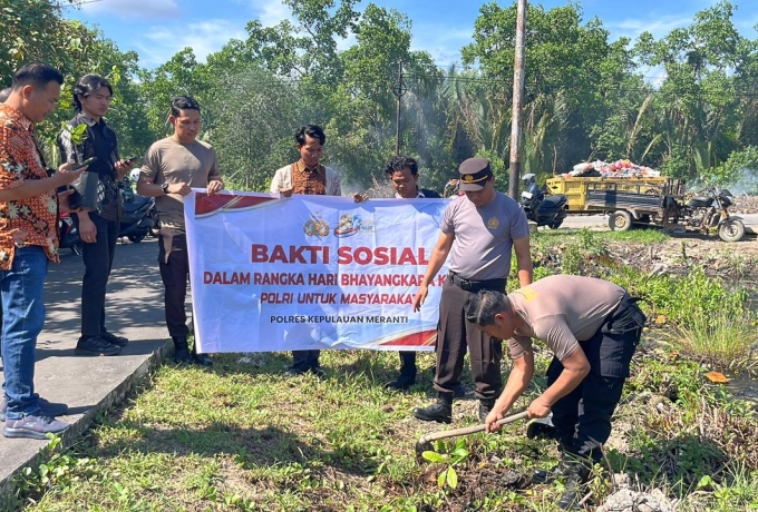 Polres Kepulauan Meranti Gelar Bakti Sosial dan Green Policing di Pasar Modern