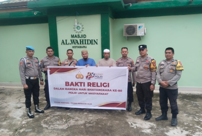 HUT Bhayangkara ke-80: Polsek Keritang Bakti Religi Bersihkan Masjid Al-Wahidin Kotabaru