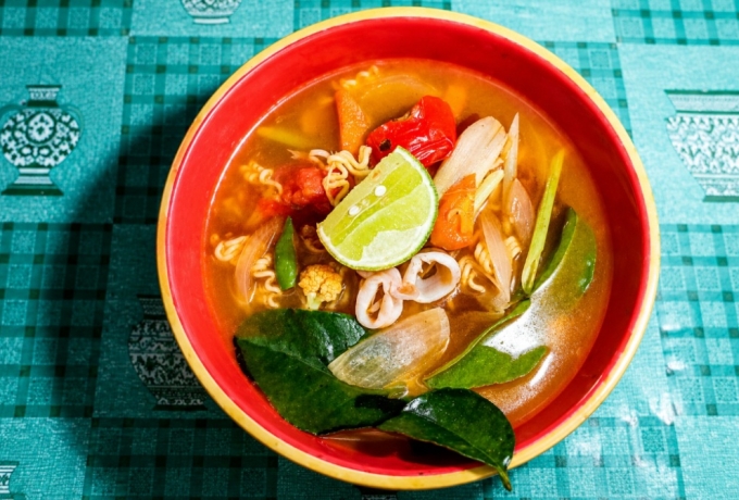 Semangkok Indomie Tomyam Hangatkan Dinginnya Malam