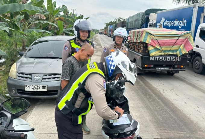 Tilang Pengendara Serobot Antrean, Polisi Urai Kemacetan Parah di Jalan Lintas Timur Pelalawan
