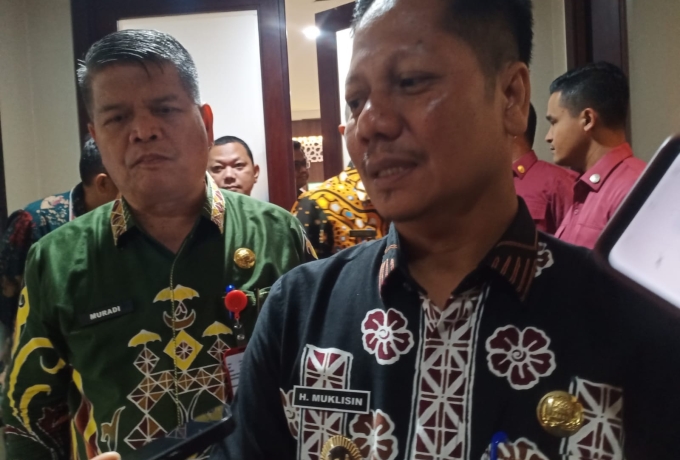 Ngantor di Tengah Badai OTT, Plt Bupati Kuansing Mukhlisin: Yang Penting Pelayanan Berjalan