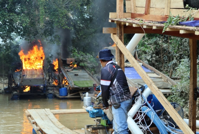 Polisi Musnahkan 12 Rakit PETI di Sungai Kuantan, Pelaku Diduga Kabur
