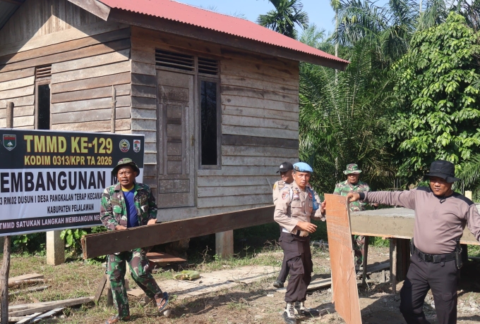 Sinergi TNI-Polri Percepat Pembangunan MCK TMMD ke-129 di Desa Pangkalan Terap