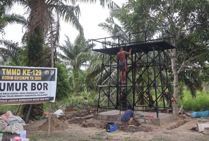 Atasi Kelangkaan Air Bersih di Pesisir, Satgas TMMD ke-129 Kodim 0313/KPR Bangun Sumur Bor