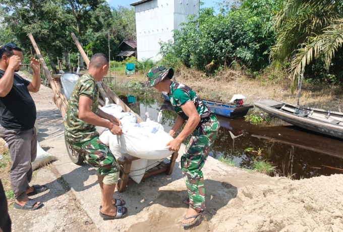 Satgas TMMD Kodim 0313/KPR Dorong Gerobak Sejauh 1,5 Km Demi Bangun Rumah Ibu Diasan