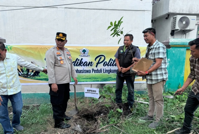 Kapolres Inhil Dukung Green Policing Lewat Penanaman Pohon